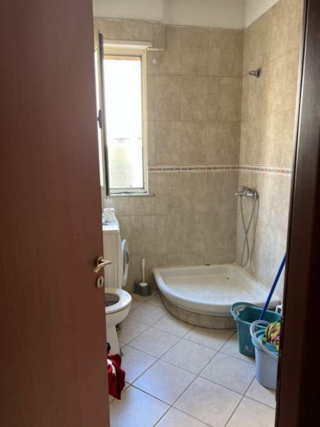Tirane, jepet me qera apartament 1+1+BLK Kati 4, 65 m² 30.000 Leke (Bill Klinton)