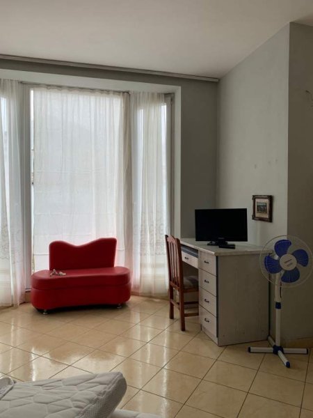 Tirane, jepet me qera garsonier 1+1 Kati 2, 45 m² 20.000 Leke (RRUGA E ELBASANIT)