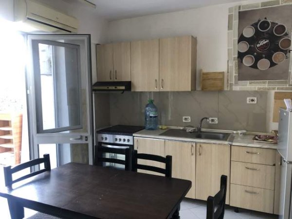 Tirane, jepet me qera apartament 1+1 Kati 1, 52 m² 25.000 Leke (Bulevardi Zogu I)