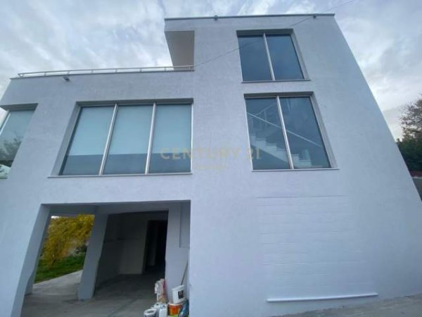 Tirane, jepet me qera Vile 3 kateshe, 600 m² 1.900 Euro (Radison hotel)