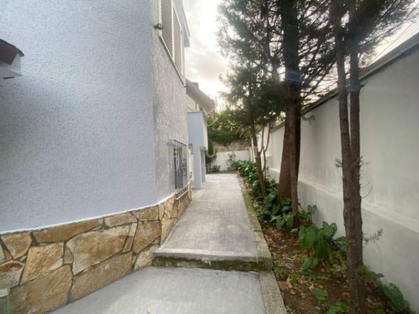 Tirane, jepet me qera Vile 3 kateshe, 600 m² 1.900 Euro (Radison hotel)