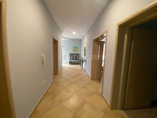 Tirane, jepet me qera Vile 3 kateshe, 600 m² 1.900 Euro (Radison hotel)
