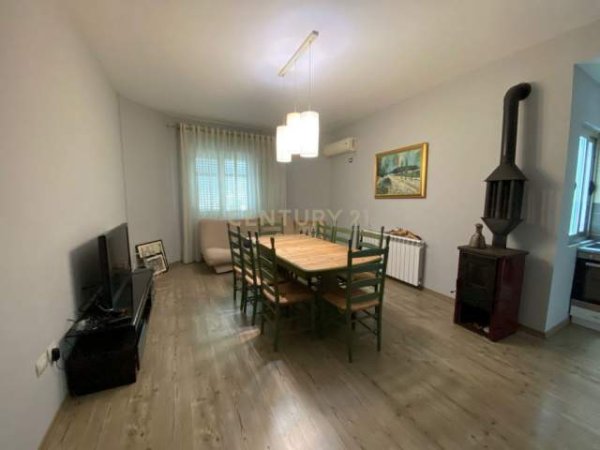 Tirane, jepet me qera Vile 3 kateshe, 600 m² 1.900 Euro (Radison hotel)