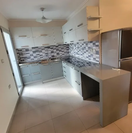 Tirane, jepet me qera apartament 1+1+Ballkon Kati 4, 60 m² 500 € (MININSTRIA E JASHTME)