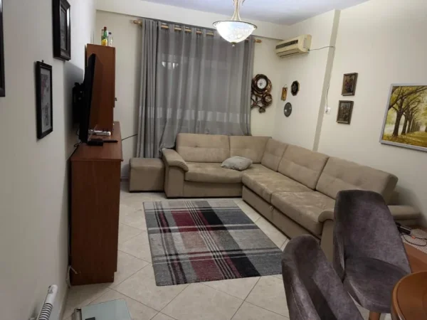 Tirane, jepet me qera apartament 3+1 Kati 2, 130 m² 1.000 € (bulevardi zogu i pare)
