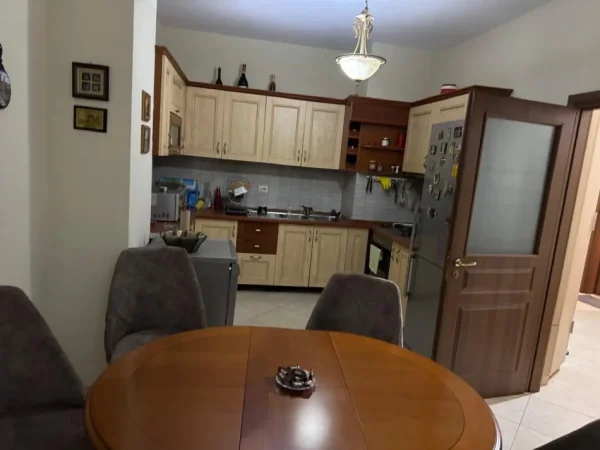 Tirane, jepet me qera apartament 3+1 Kati 2, 130 m² 1.000 € (bulevardi zogu i pare)