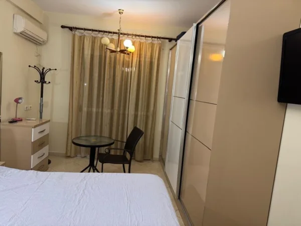 Tirane, jepet me qera apartament 3+1 Kati 2, 130 m² 1.000 € (bulevardi zogu i pare)