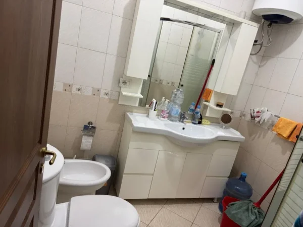 Tirane, jepet me qera apartament 3+1 Kati 2, 130 m² 1.000 € (bulevardi zogu i pare)