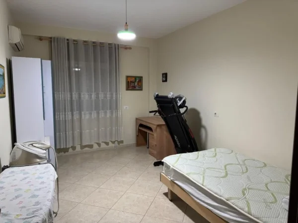 Tirane, jepet me qera apartament 3+1 Kati 2, 130 m² 1.000 € (bulevardi zogu i pare)