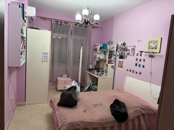 Tirane, jepet me qera apartament 3+1 Kati 2, 130 m² 1.000 € (bulevardi zogu i pare)