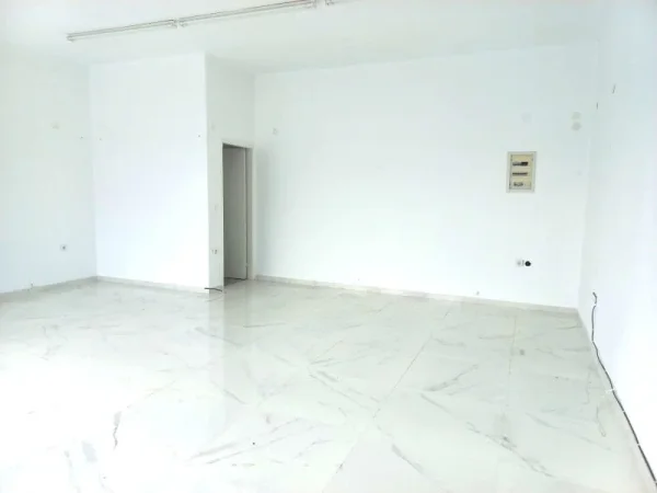 Tirane, jepet me qera dyqan Kati 0, 35 m² 600 € (don bosko)