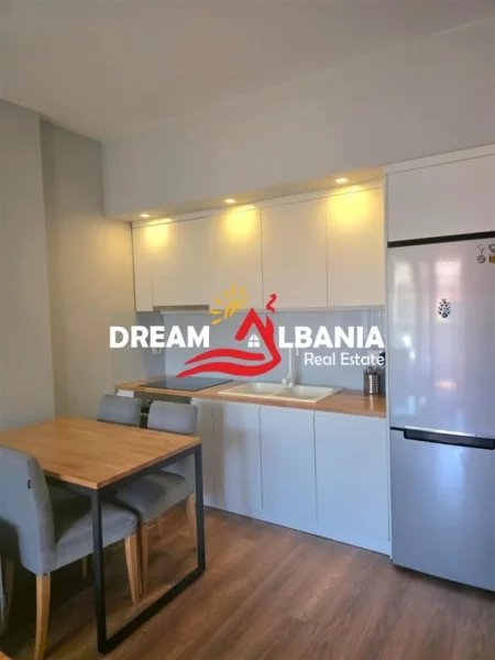 Tirane, jepet me qera apartament 1+1 , 550 € 