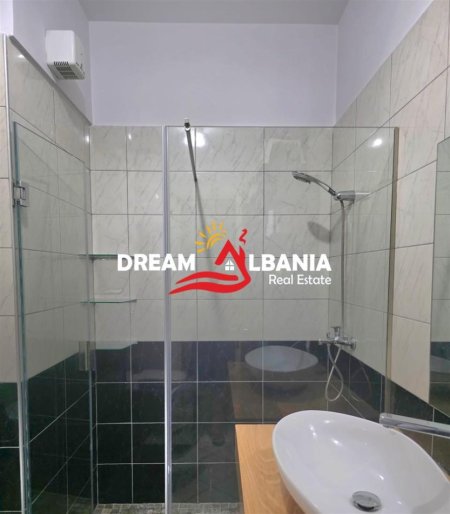 Tirane, jepet me qera apartament 1+1 , 550 € 