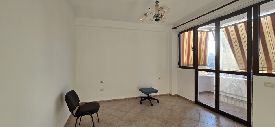 Tirane, jepet me qera apartament 1+1 Kati 6, 60 m² 450 € (rruga Budi)