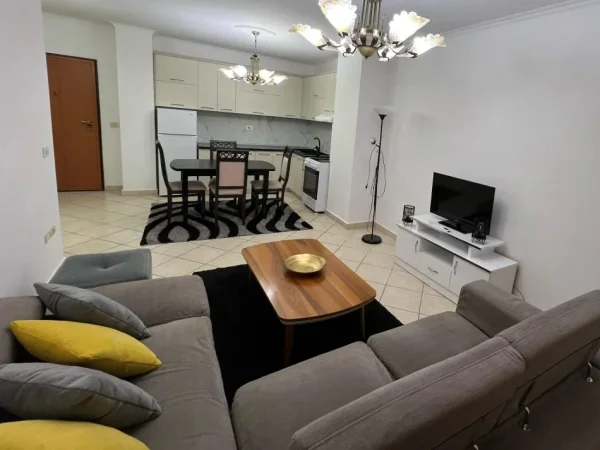 Tirane, jepet me qera apartament 2+1+Ballkon Kati 4, 85 m² 600 € (komuna parisit)