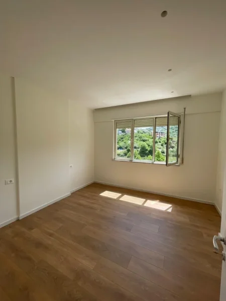 APARTAMENT  3+1+2 ME QIRA  LIQENI I THATE   900 €