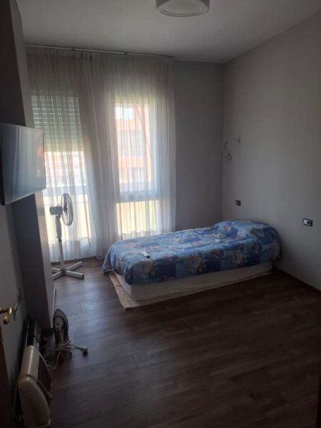 Tirane, jepet me qera apartament 2+1 Kati 3, 115 m² 500 € (astir)
