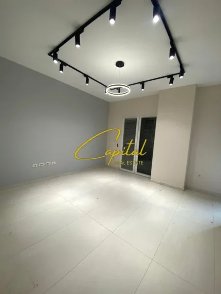 Tirane, jepet me qera zyre Kati 1, 75 m² 600 € (ASTIR)