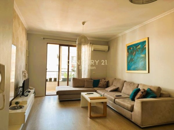 Tirane, jepet me qera apartament 3+1+Aneks+Ballkon Kati 9, 132 m² 550 € 