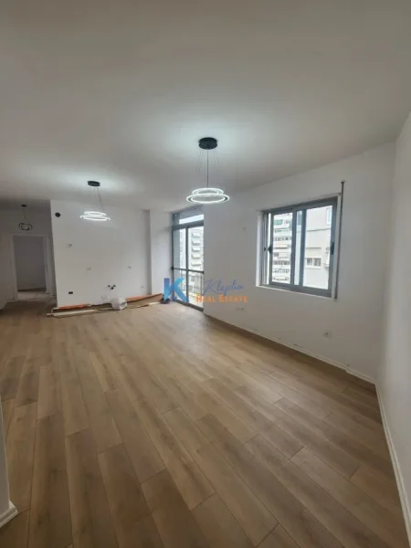 Tirane, shitet apartament 2+1+Ballkon Kati 7, 90 m² 225.000 € (Komuna e Parisit (pranë kompleksit Kika 2))