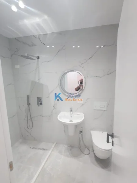 Tirane, shitet apartament 2+1+Ballkon Kati 7, 90 m² 225.000 € (Komuna e Parisit (pranë kompleksit Kika 2))