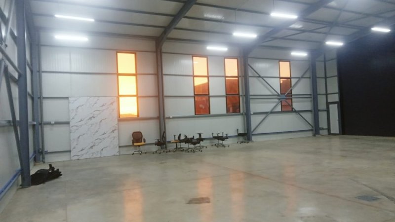 Tirane, jepet me qera magazine Kati 0, 300 m² 2.000 € (QTU)