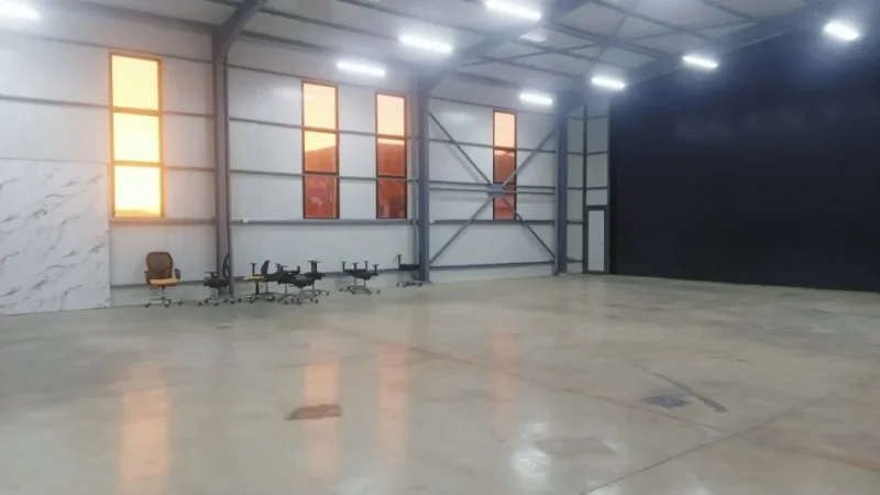 Tirane, jepet me qera magazine Kati 0, 300 m² 2.000 € (QTU)