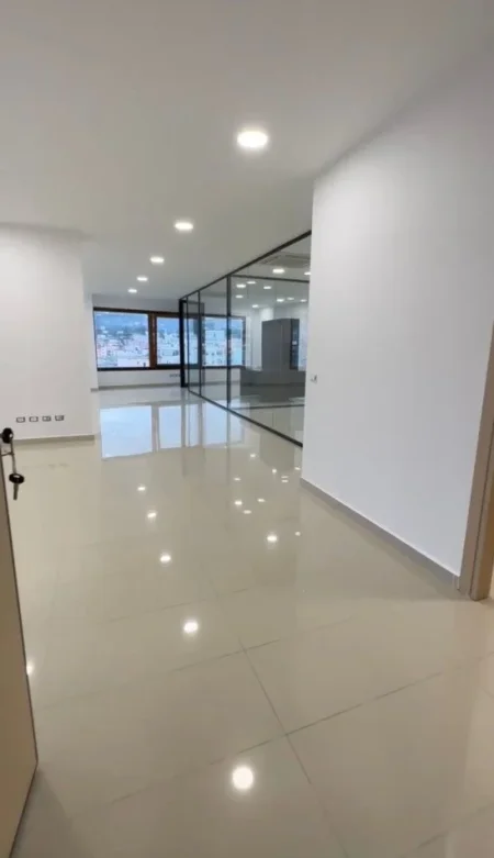 Tirane, jepet me qera zyre Kati 6, 190 m² 2.500 € (Hotel Hillton)