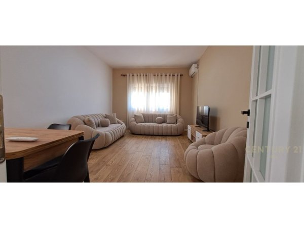 Tirane, jepet me qera apartament 2+1 Kati 4, 50 m² 750 € (Brryli)