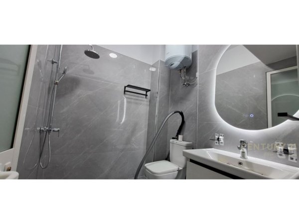 Tirane, jepet me qera apartament 2+1 Kati 4, 50 m² 750 € (Brryli)