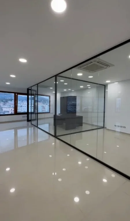 Tirane, jepet me qera zyre Kati 6, 190 m² 2.500 € (Hotel Hillton)