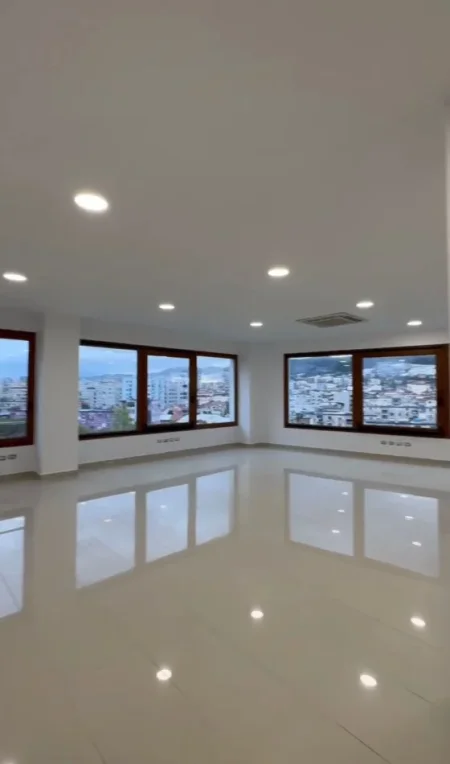 Tirane, jepet me qera zyre Kati 6, 190 m² 2.500 € (Hotel Hillton)