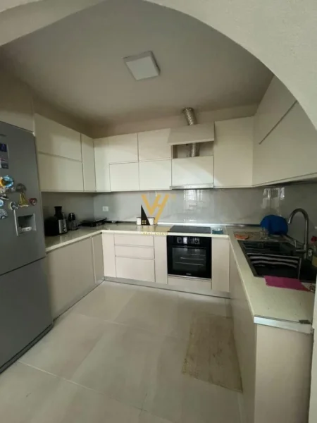 Tirane, jepet me qera apartament 1+1+Ballkon Kati 1, 80 m² 600 € (SHESHI WILLSON)