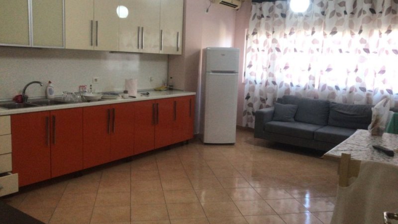 Tirane, jepet me qera apartament 1+1+Ballkon Kati 3, 75 m² 450 € (kongresi i manastirit)