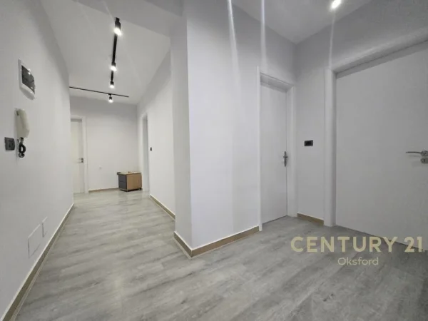 Tirane, jepet me qera zyre Kati 1, 151 m² 1.500 € (air albania)