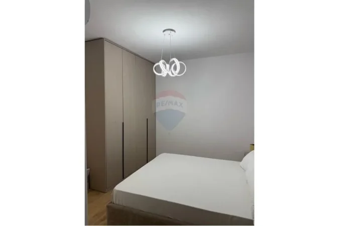 Tirane, jepet me qera apartament 2+1 Kati 12, 80 m² 550 € (golden park)