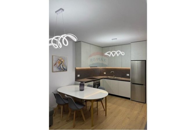 Tirane, jepet me qera apartament 2+1 Kati 12, 80 m² 550 € (golden park)