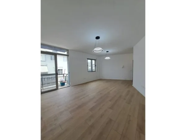 Tirane, shitet apartament 2+1+Ballkon Kati 5, 90 m² 235.000 € (Komuna e Parisit)