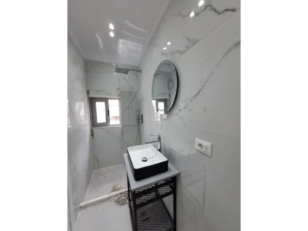 Tirane, shitet apartament 2+1+Ballkon Kati 5, 90 m² 235.000 € (Komuna e Parisit)