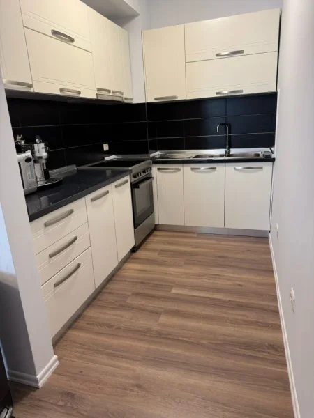 Tirane, jepet me qera apartament 2+1 Kati 4, 90 m² 1.000 € (LIQENI ITHATE)