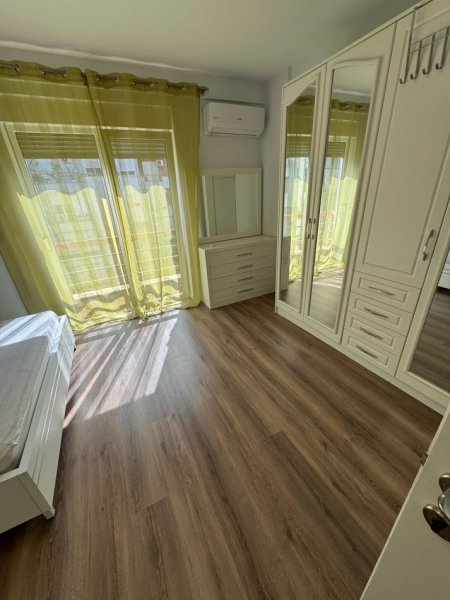 Tirane, jepet me qera apartament 2+1 Kati 4, 90 m² 1.000 € (LIQENI ITHATE)
