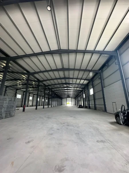 Tirane, jepet me qera magazine Kati 0, 2.000 m² 12.000 € (Kombinat)