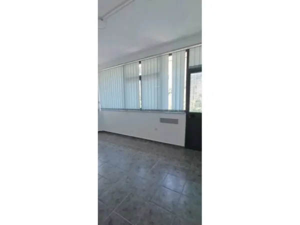 Tirane, jepet me qera ambjent biznesi Kati 0, 196 m² 3.000 € 