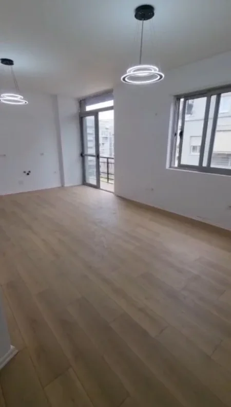 Tirane, shes apartament 2+1+Ballkon Kati 7, 171 m² 225.000 € (komuna e parisit)