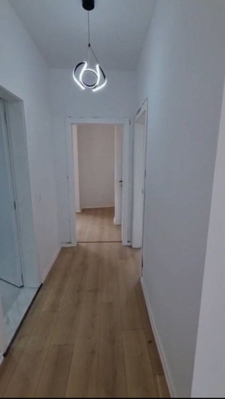 Tirane, shes apartament 2+1+Ballkon Kati 7, 171 m² 225.000 € (komuna e parisit)