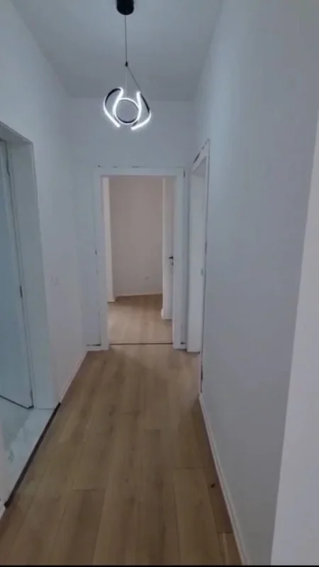 Tirane, shes apartament 2+1+Ballkon Kati 7, 171 m² 225.000 € (komuna e parisit)