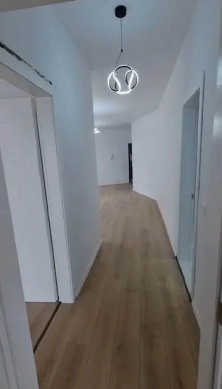 Tirane, shes apartament 2+1+Ballkon Kati 7, 171 m² 225.000 € (komuna e parisit)