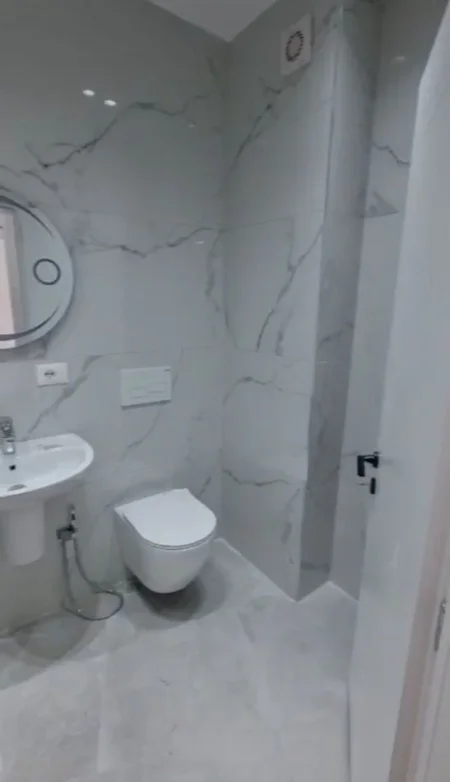 Tirane, shes apartament 2+1+Ballkon Kati 7, 171 m² 225.000 € (komuna e parisit)