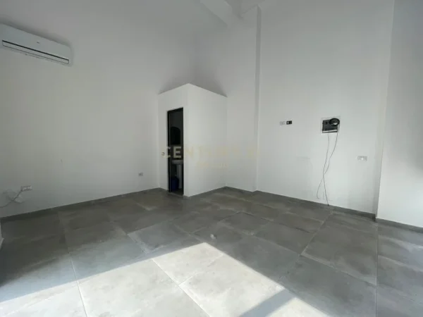 Tirane, jepet me qera ambjent biznesi Kati 0, 40 m² 350 € (ish restorant durresi)