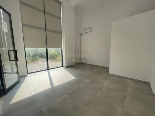 Tirane, jepet me qera ambjent biznesi Kati 0, 40 m² 350 € (ish restorant durresi)